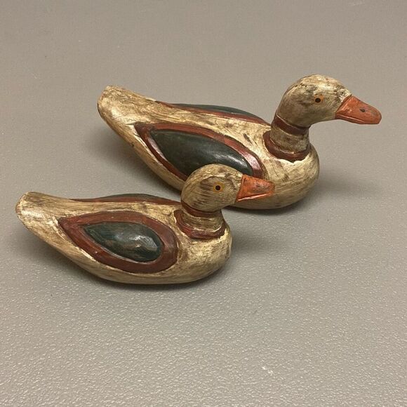 Vintage 1980s Duck Decoy Pair Hand Carved Hand Painted Solid Wood 8” and 6” - Picture 9 of 9